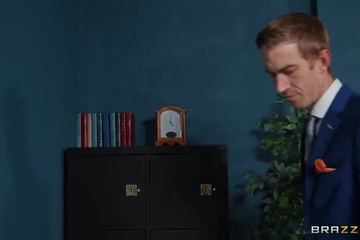 Девка так достала босса предложениями секса, что он отодрал ее вместо премии!