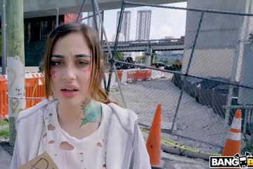 Татуированная шмоня потеряла все бабосы и теперь сосет у незнакомца, чтоб накопить на обратный билет
