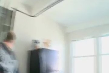 Эта сучка довела член чувака до красного каления