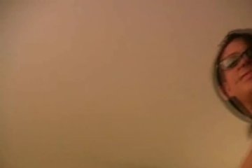 Сладкая конфетка берёт в рот