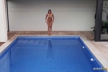 Стейси хотела искупаться в бассейне, но там ее уже поджидала болтяра!