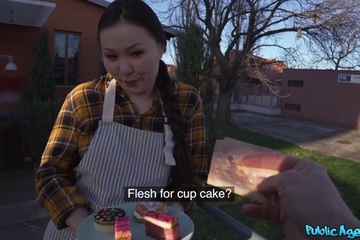 Азиатская няша согласилась подзаработать при помощи пососямбы
