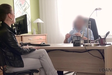 Чешке так нужны были деньги на универ, что она пришла в банк и раздвинула булки