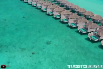 Красотка на Мальдивах занимается сексом с незнакомцем