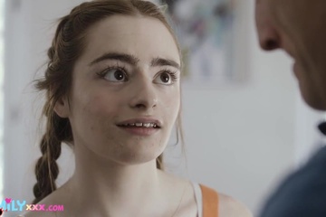 Миленькая падчерица с косичками наслаждается еблей с отчимом