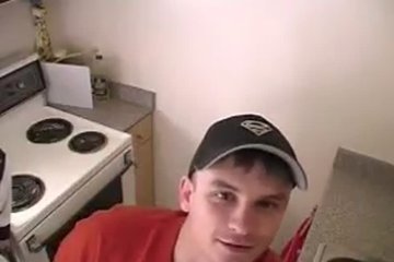 На кухне устроили секс втроём