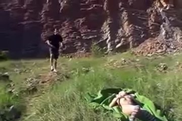 Занялись сексом в заброшенном карьере