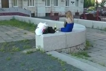 Привёл на пляж пьяную сучку