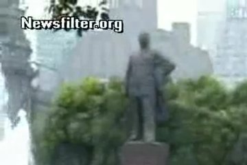 Азиатка решила помыться в публичном фонтане голой