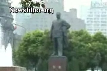 Азиатка решила помыться в публичном фонтане голой