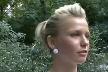 Блондинка будет жарко сосать жезл