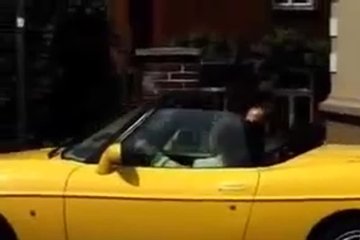 Страстная милашка отдается на природе