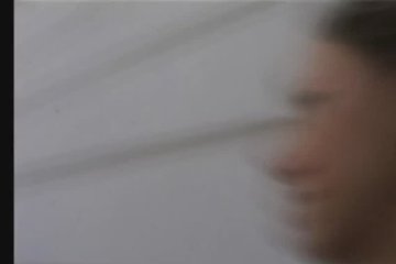 Дрочит свою киску в грязной подворотне